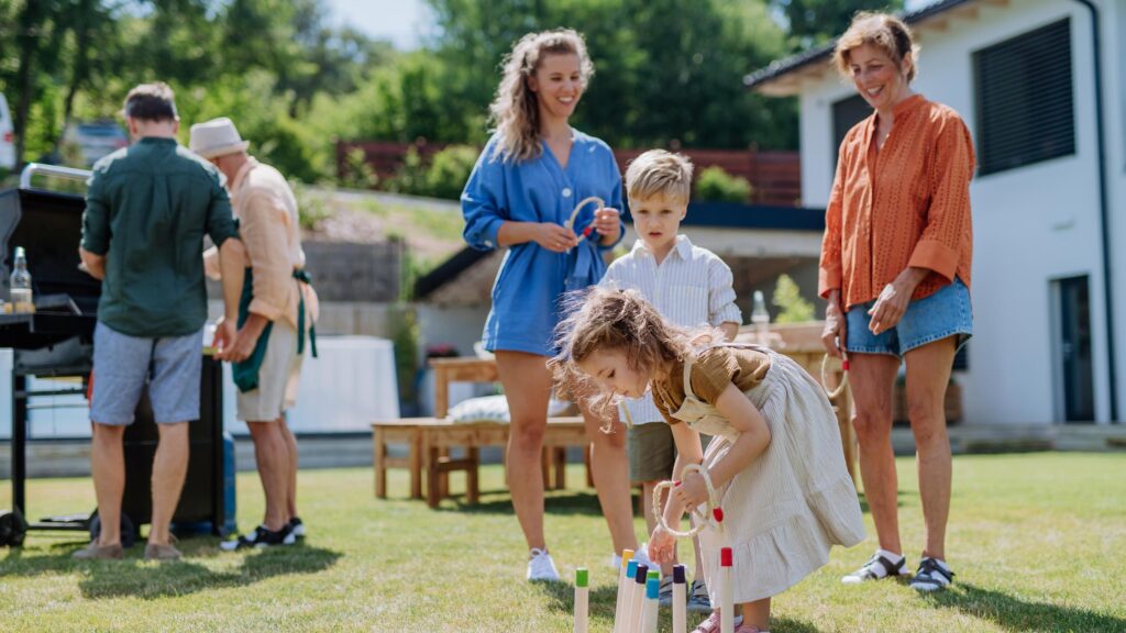 Kinderen en ouders op een vakantiepark