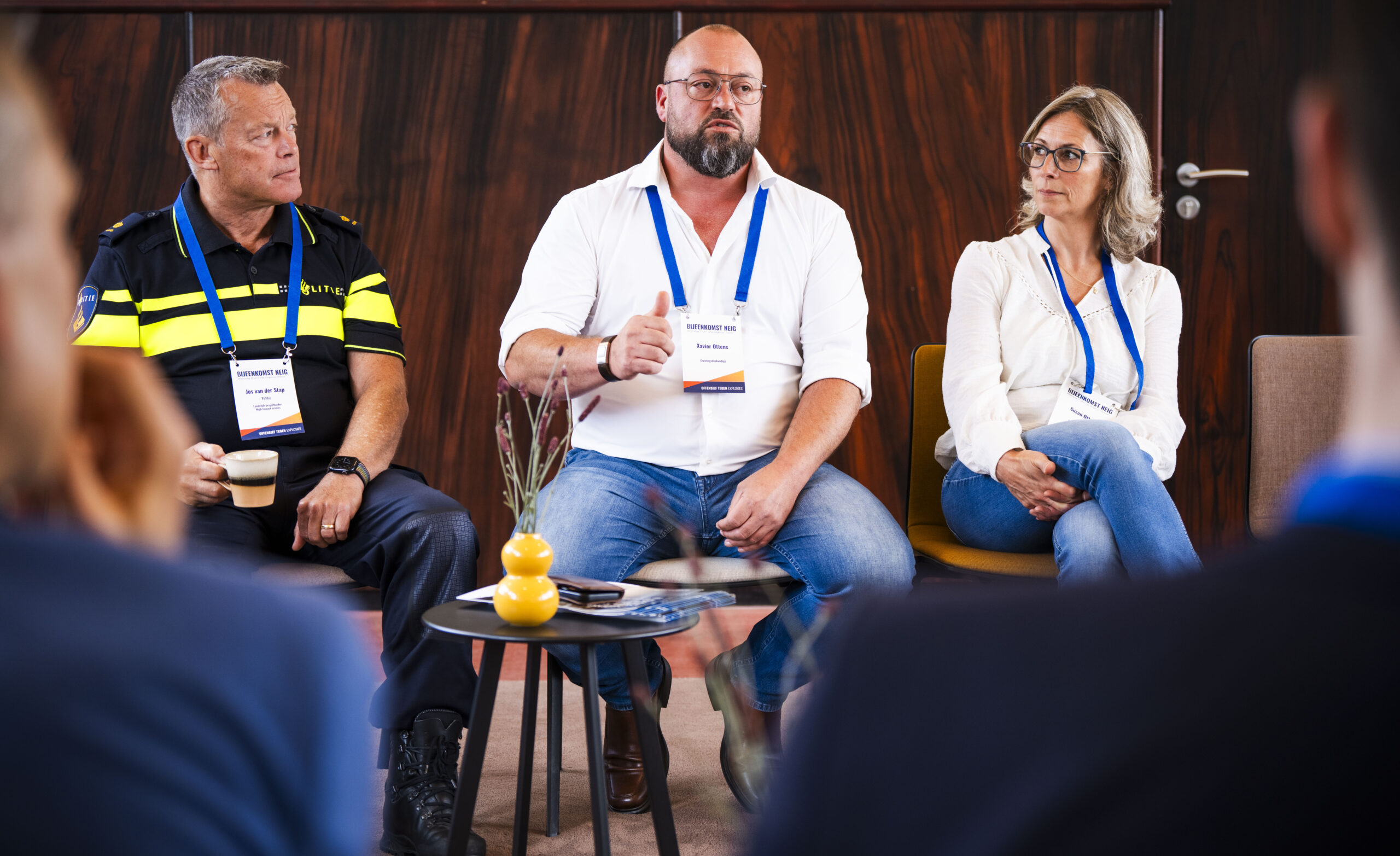 Xavier Ottens en zijn vrouw Suzan Ottens met de politie op het NEIG evenement